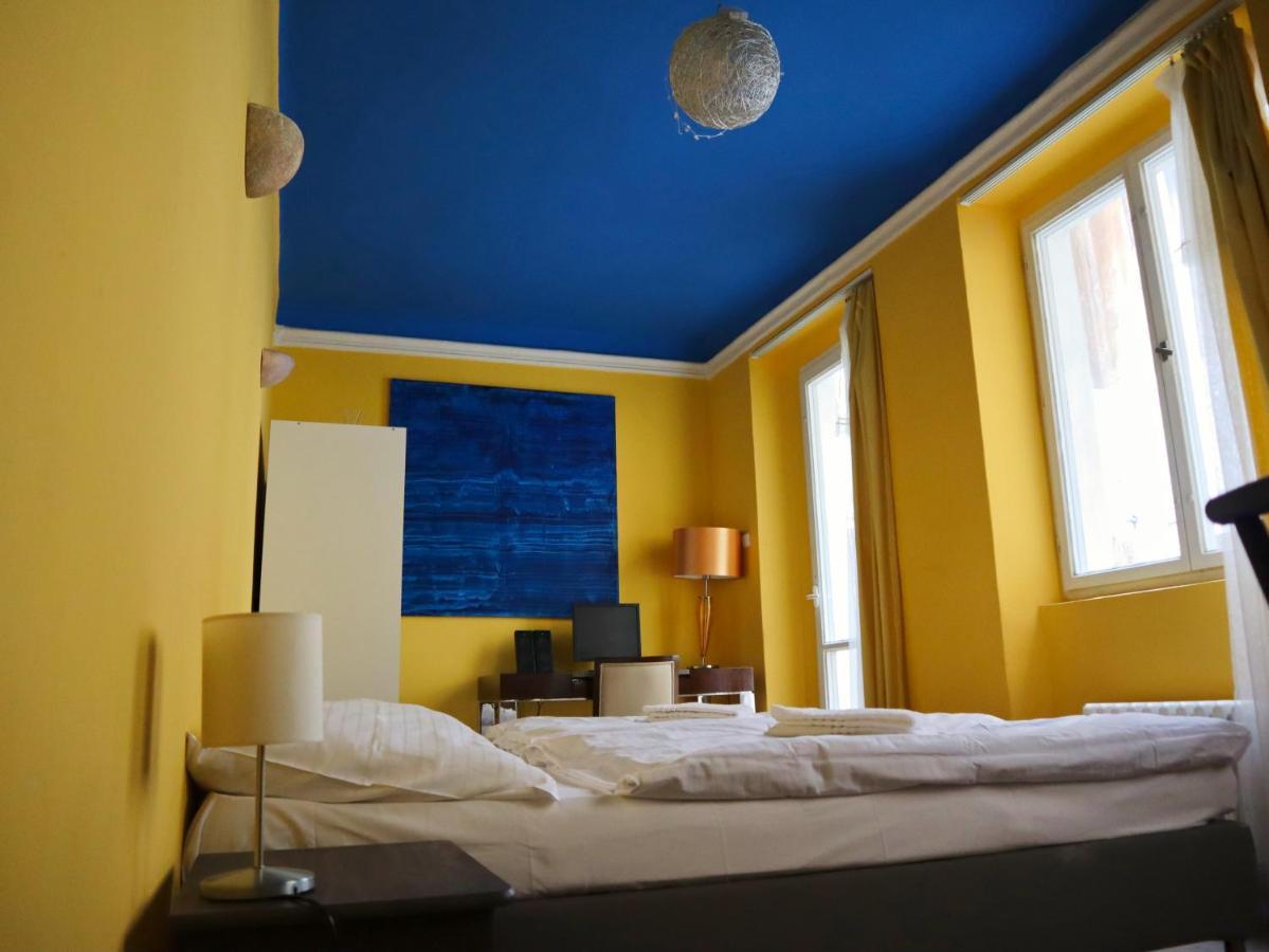 Charles Bridge & Albergue *