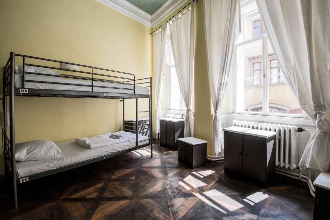 Charles Bridge & Albergue Praga