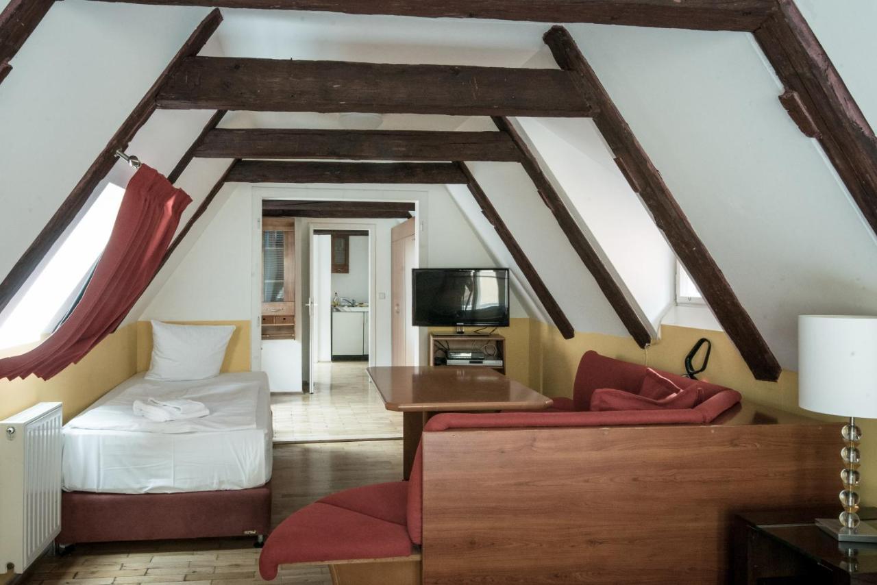 Hostal Charles Bridge &