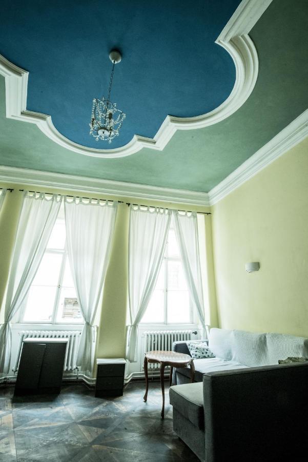 Hostal Charles Bridge & *
