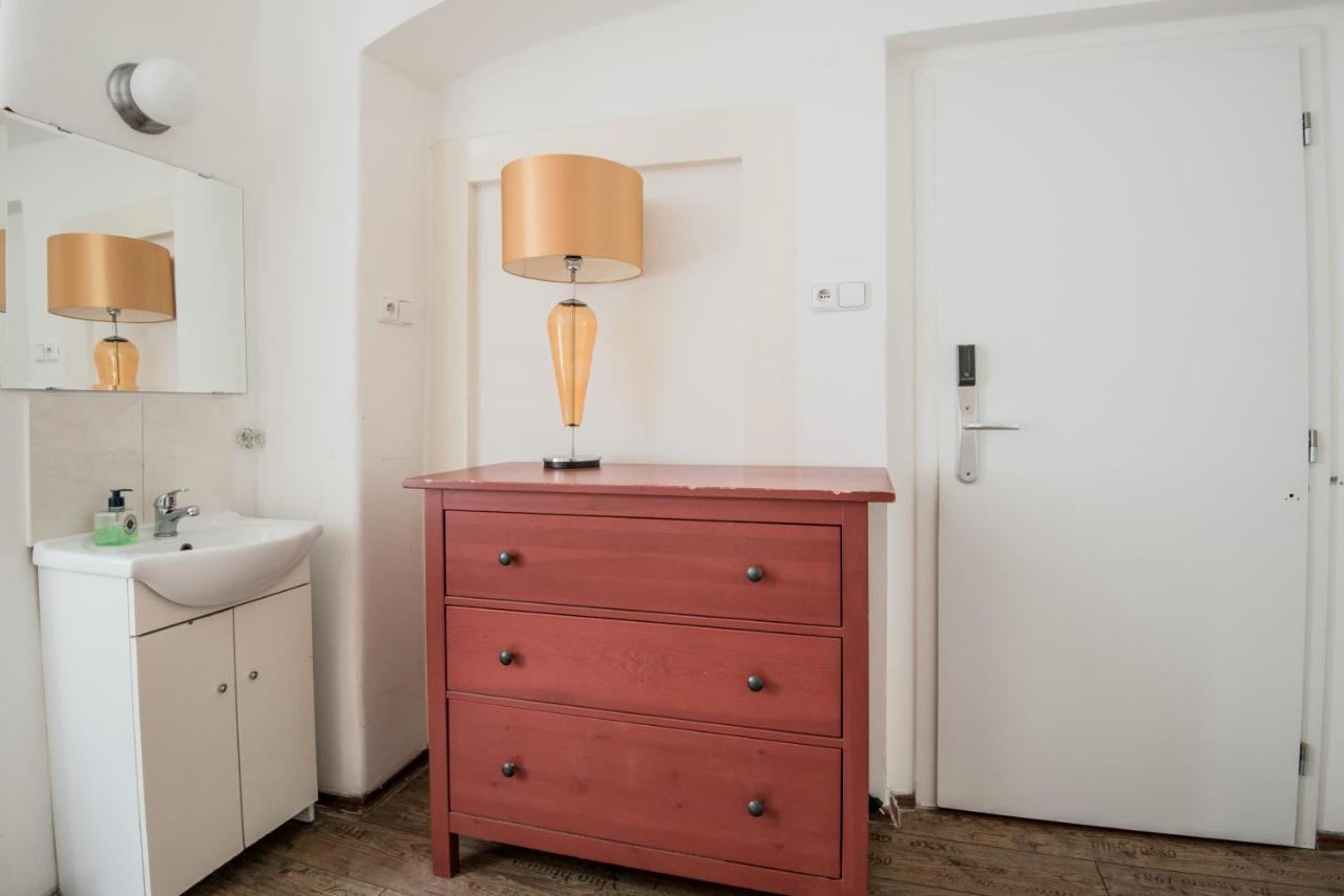 Hostal Charles Bridge & *