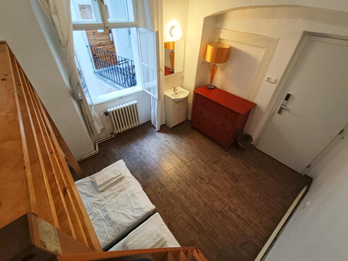 Charles Bridge & Albergue *