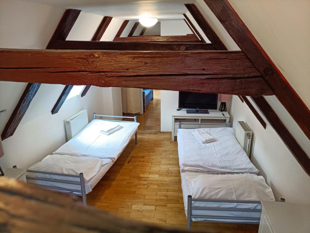 Charles Bridge & Albergue Praga